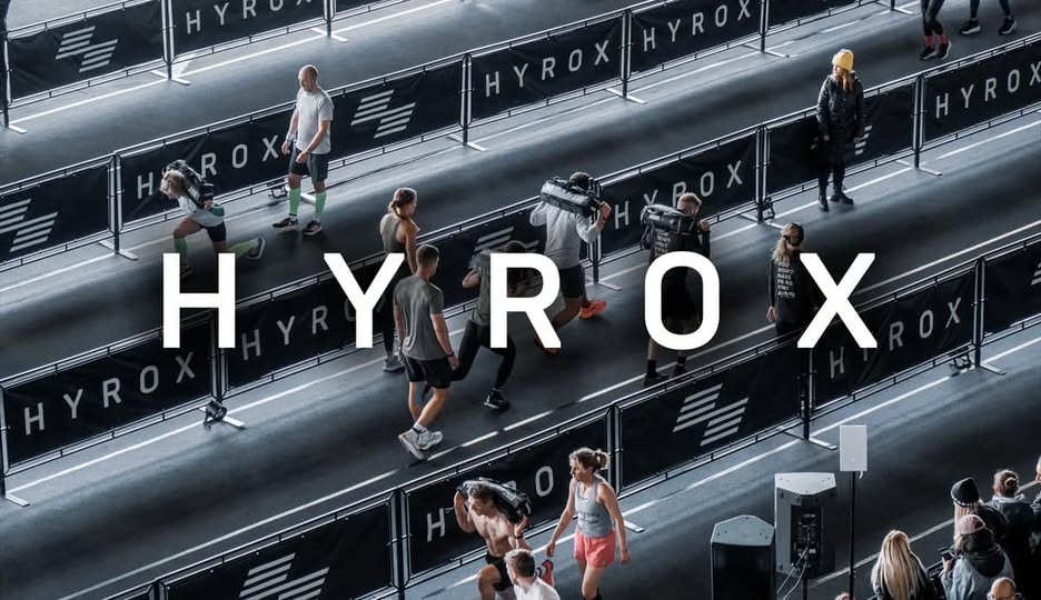 De Ultieme Gids voor Hyrox: Wat het Is, Waarom het Geweldig is, en Hoe 4WHEY je kan Helpen Presteren